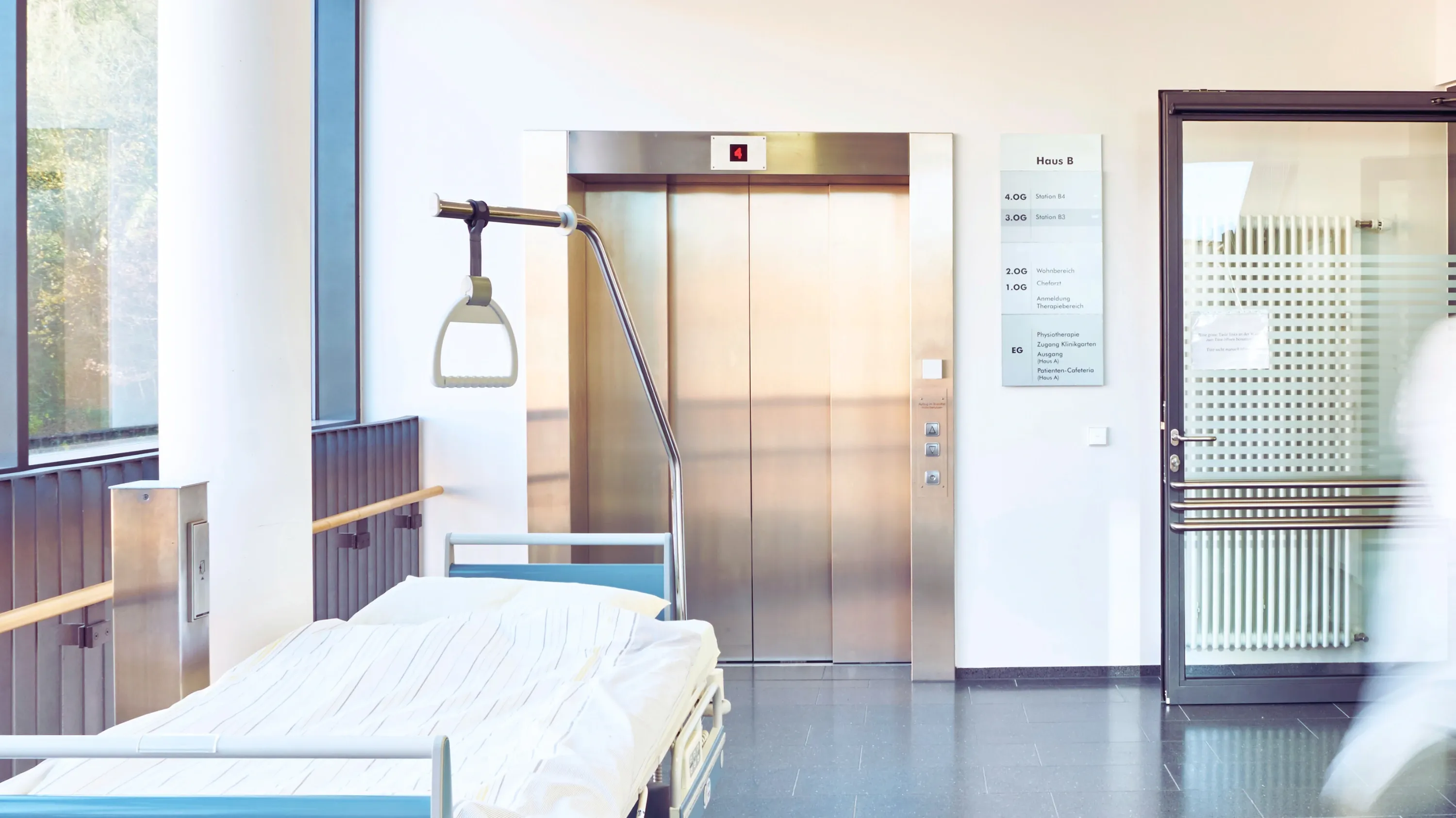 Bettenaufzug Krankenhaus mit Krankenbett