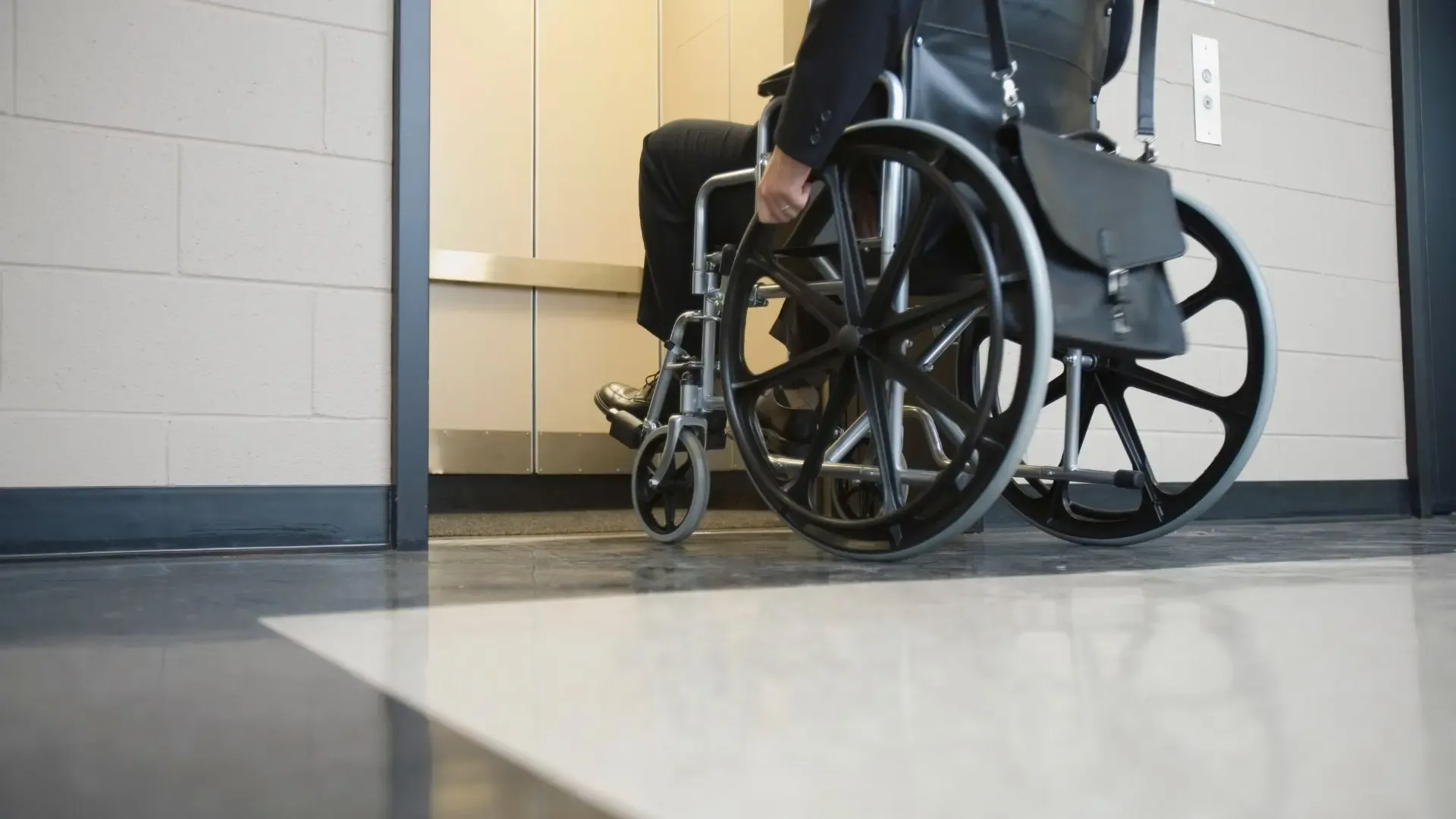 Barrierefreier Aufzug Rollstuhlfahrer