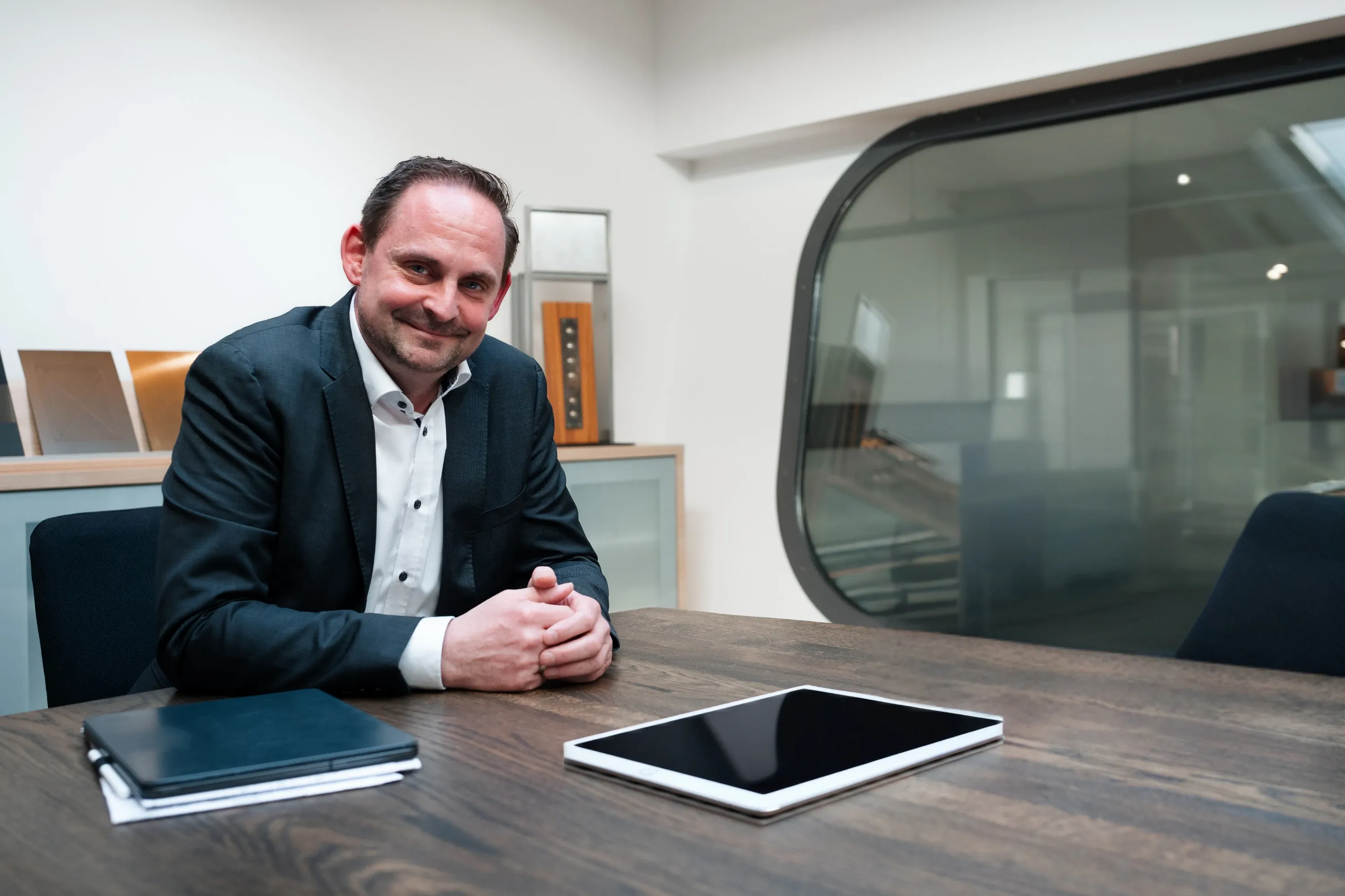 Aufzugsexperte mit Tablet am Tisch