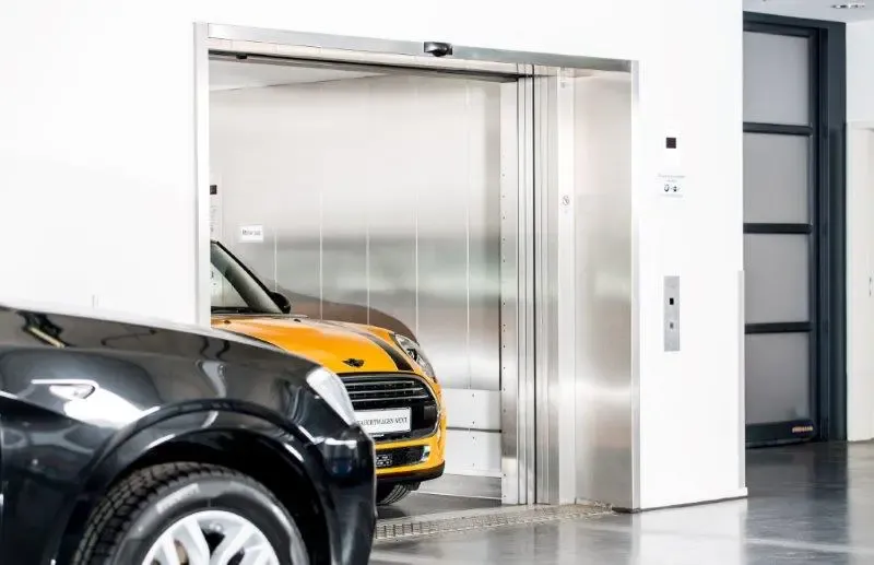 Autoaufzug Türen offen