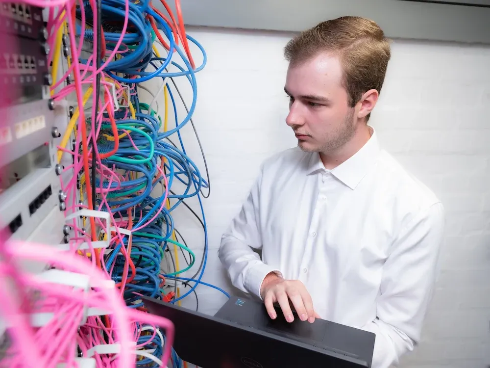 Fachinformatiker im Serverraum