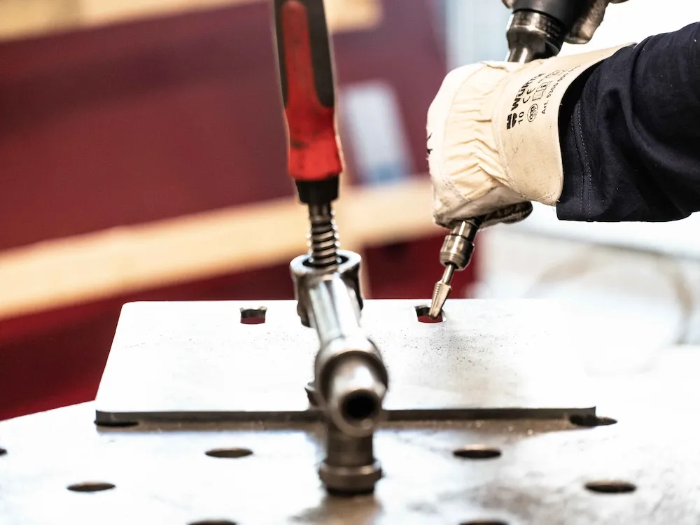 Mitarbeiter arbeitet im Werk
