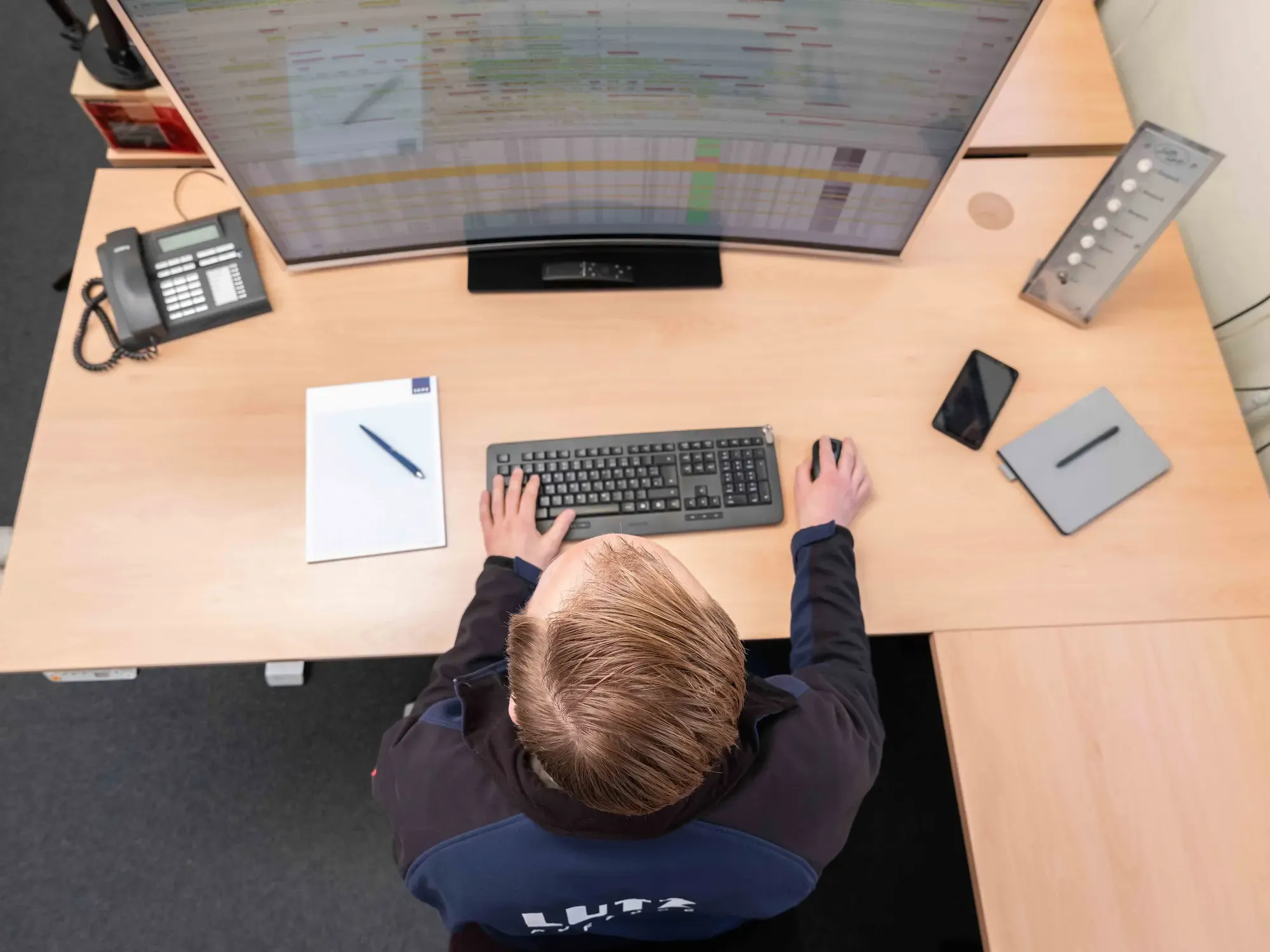 Mitarbeiter sitzt vor Computer