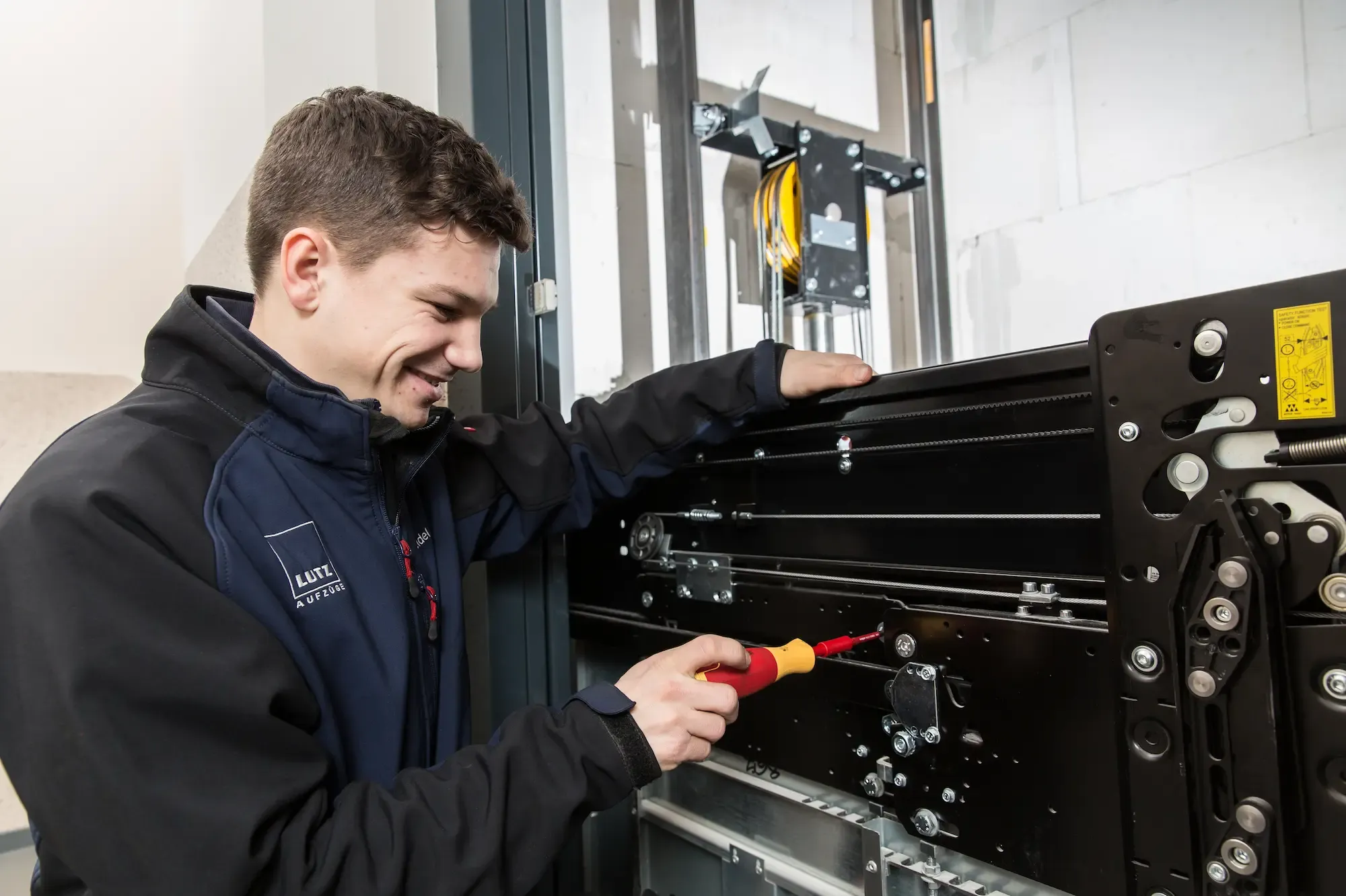 Servicetechniker wartet Aufzug