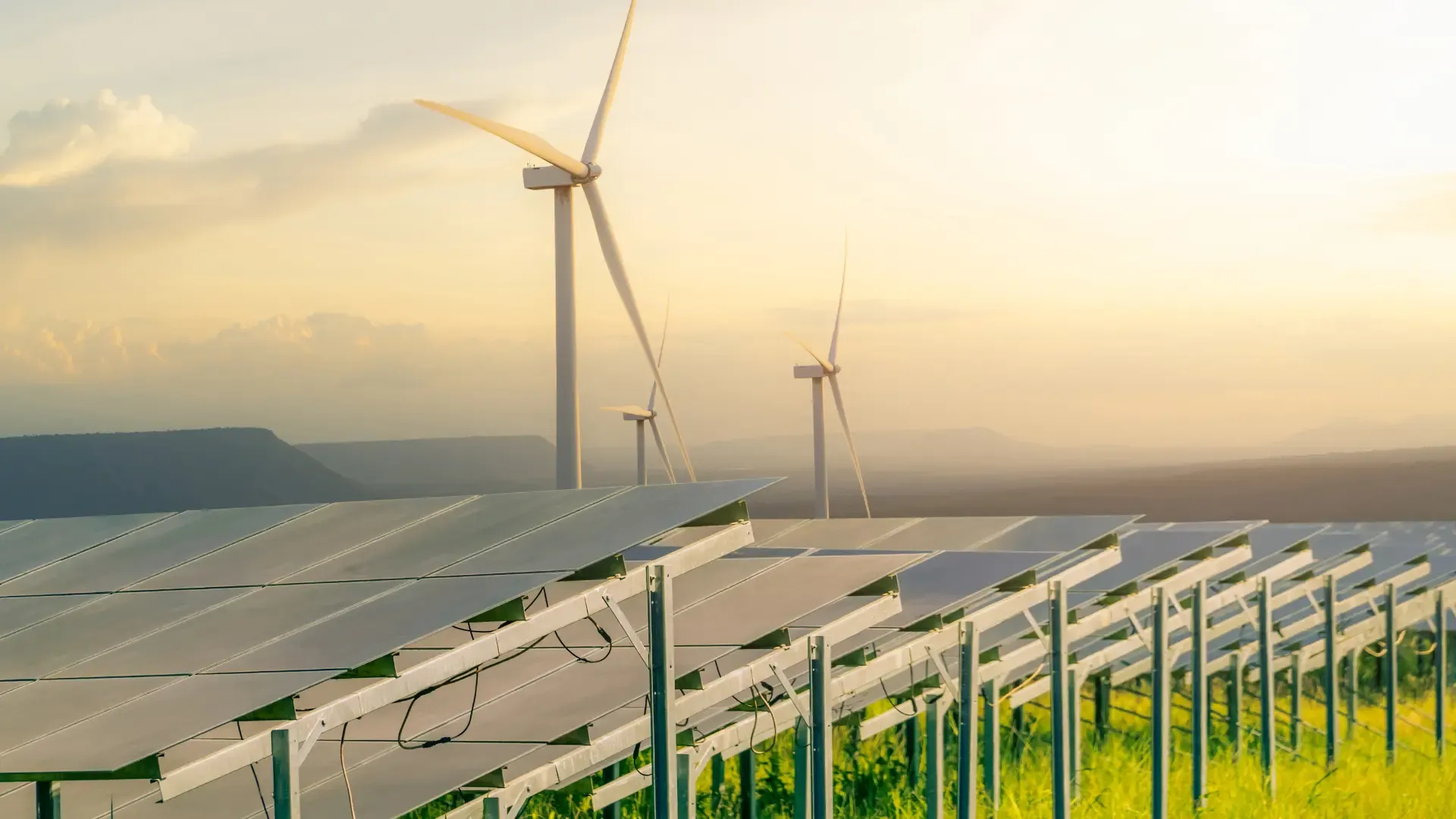 Windrad und Solaranlage