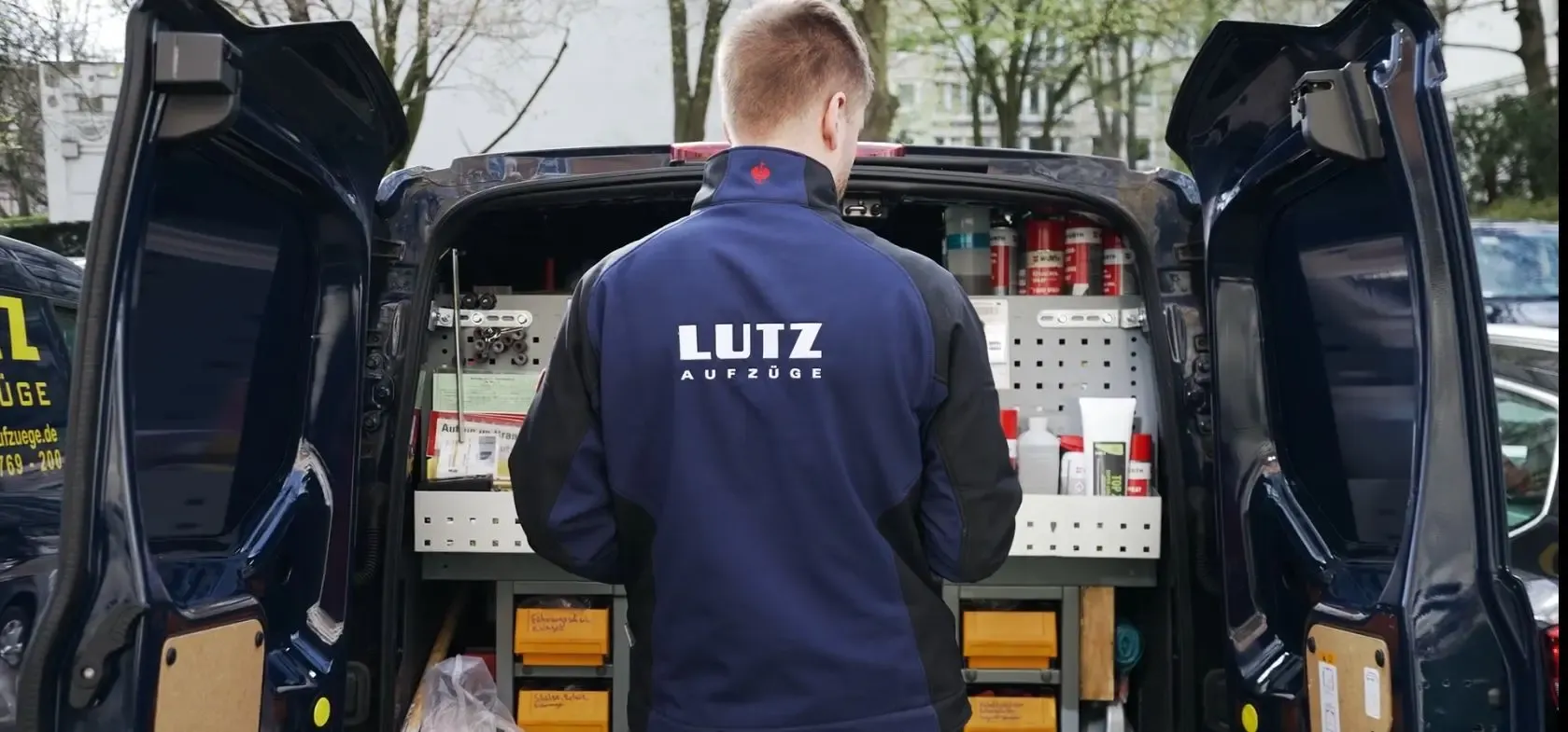 Techniker mit Auto