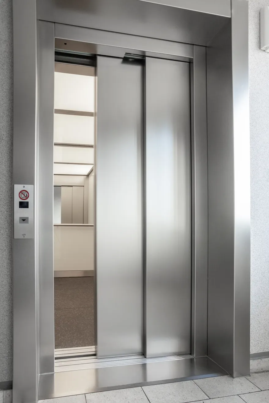 LUTZ Classic Türsystem Aufzug schließt die Tür